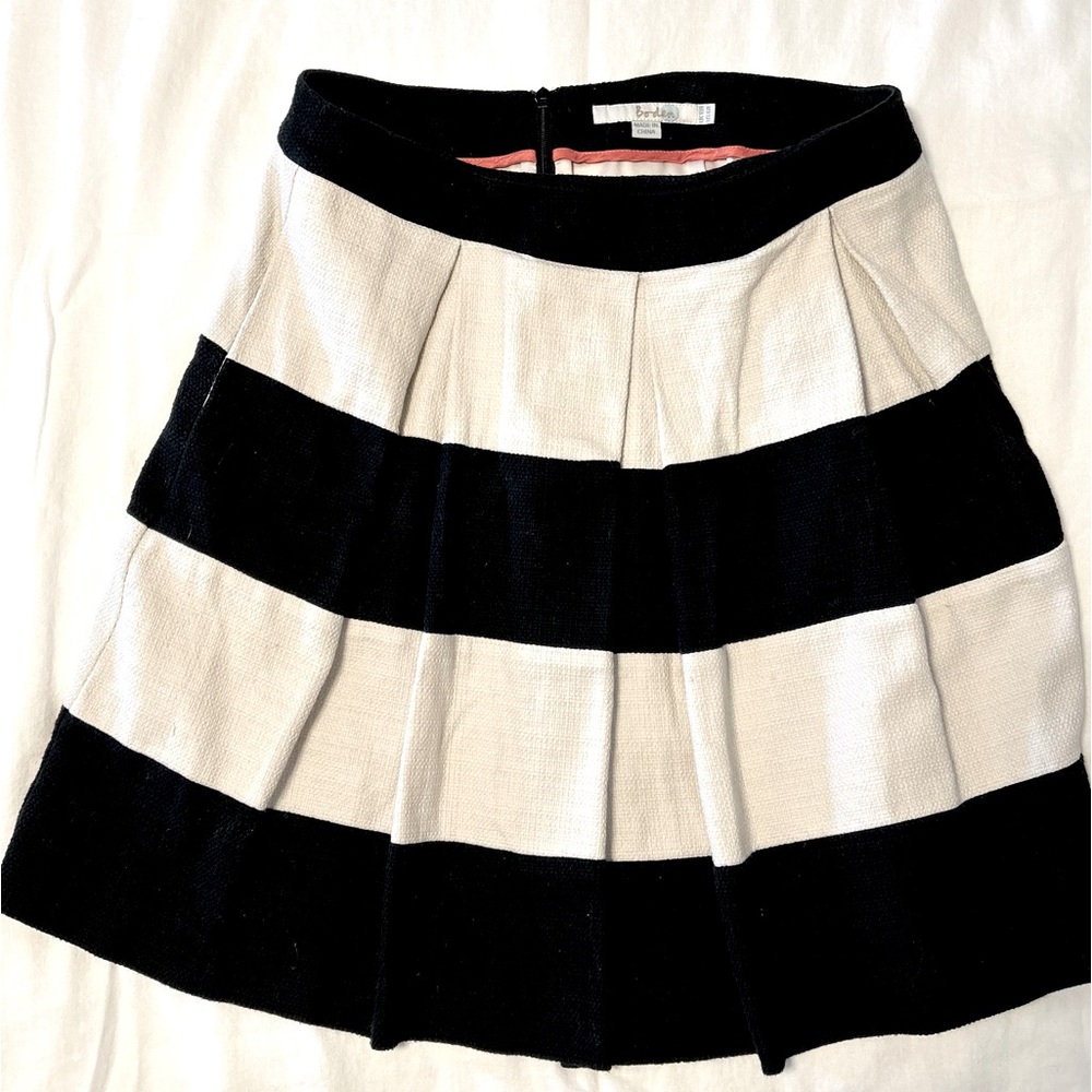 Boden black and white wide stripe pleated full skirt with pockets. US size 6